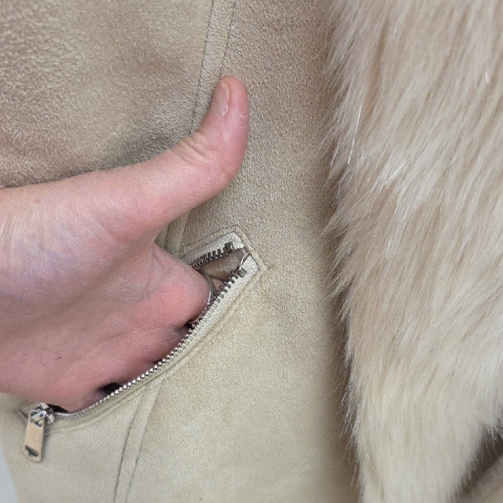 Elegant Beige Faux Fur Vest - Picture 4 of 7